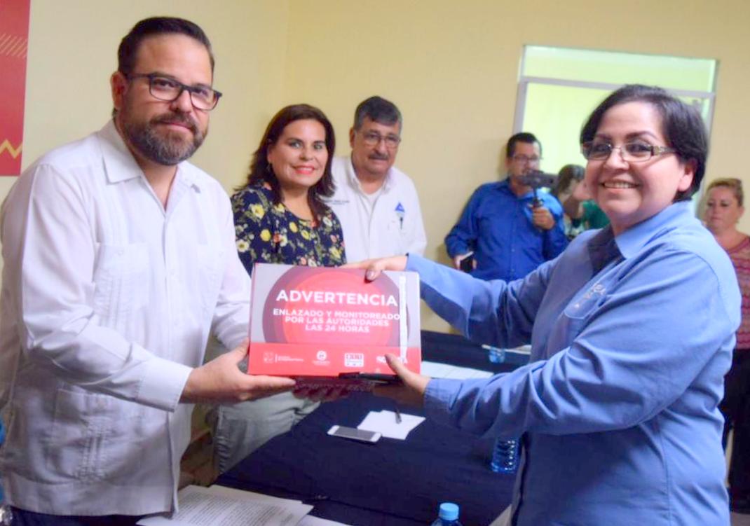 vagoner35's tweet photo. Entrega @ssp_sonora botones de seguridad a comerciantes.
Se suman @CANACOServitur de Guaymas y Empalme a programa de comergencia 
https://t.co/3puDhSBrEz
@davidanayac @JASUILO76 @PespSonora @leoguzmanb @klalu73 @1Antillon @ElNecio2018 https://t.co/dlxDhFgVH1