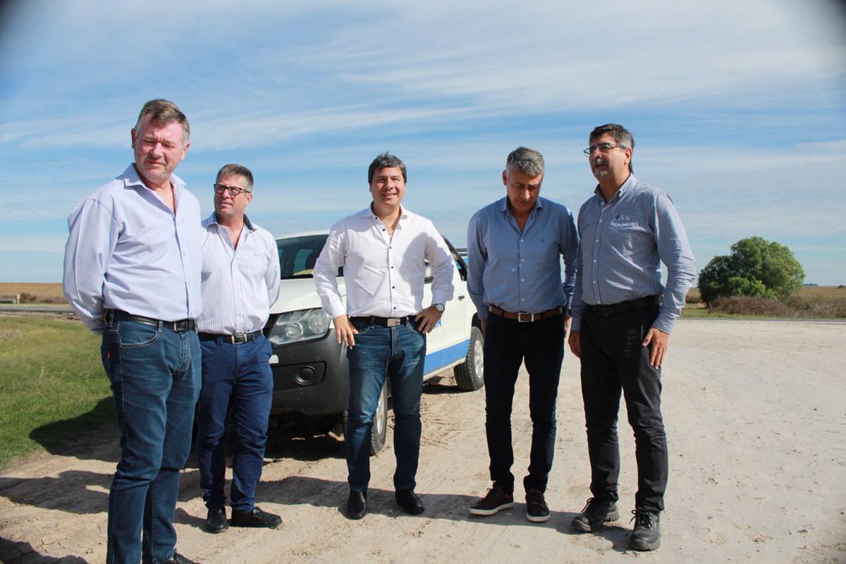 tavizavallo's tweet photo. MÁS ENERGÍA ES MÁS TRABAJO 🛠️

Junto al titular de Enersa, Jorge González, el diputado Diego Lara, y el candidato a intendente de #Crespo, Luis Hartmann, recorrimos obras de infraestructura energética en esa localidad, #ColoniaMerou, y toda su zona de influencia. https://t.co/2s98eePHjy