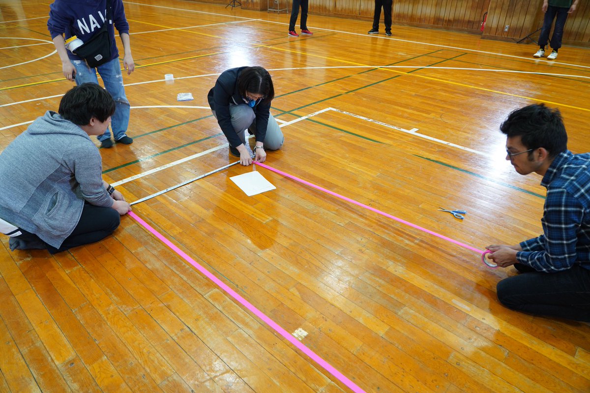 ギネス世界記録 答えはこちら 100人のチームで行った反復横跳びリレーの最速タイム アップアップガールズ 仮 さんと ファンの皆さんが挑戦します 今は初の通し練習中 ギネス世界記録 アプガ