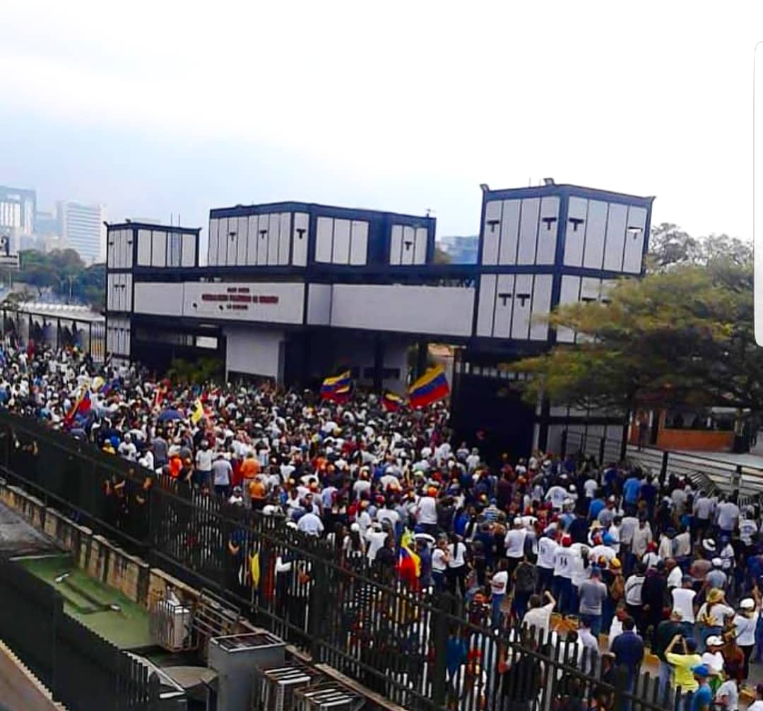 cala's tweet image. Hermanos venezolanos "Gloria al bravo pueblo", maravilloso reencuentro entre partes que estaban divididas, abrieron brecha y han hecho de este #30abr un día digno para recordar. 
¡Dios los ilumine Venezuela! Contigo siempre. #OperacionLibertad