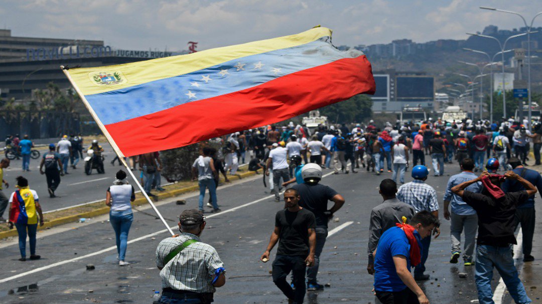 cala's tweet image. Hermanos venezolanos "Gloria al bravo pueblo", maravilloso reencuentro entre partes que estaban divididas, abrieron brecha y han hecho de este #30abr un día digno para recordar. 
¡Dios los ilumine Venezuela! Contigo siempre. #OperacionLibertad