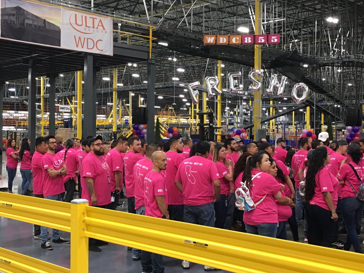 author_leebrand's tweet photo. Thank you to Ulta CEO Mary Dillon for coming to Fresno and celebrating a successful 1st year for Ulta in Fresno. Ulta provides hundreds of employees, good-paying jobs &amp; benefits. Today they also presented a check for $5000 to Reading and Beyond which benefits our community https://t.co/jACfehOo4y