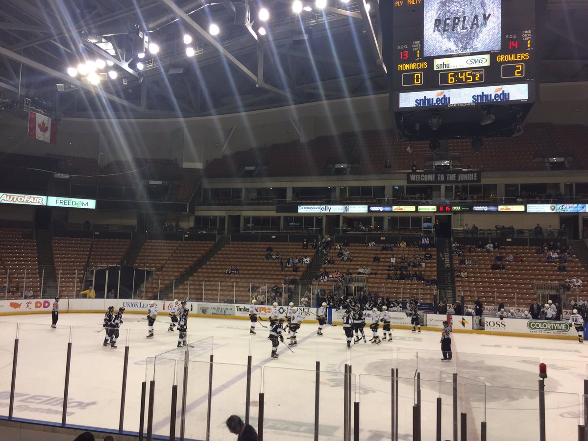 scottisbell_'s tweet photo. Go Monarchs! @MonarchsHockey third period begins now. https://t.co/3fX3vltge2