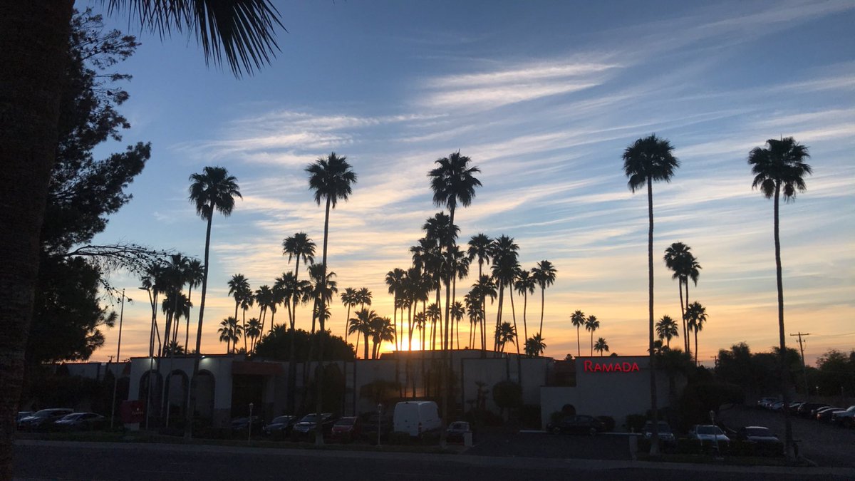 Bpotter21's tweet photo. okay, Tempe, AZ is fucking beautiful????? https://t.co/fjic58k2YF