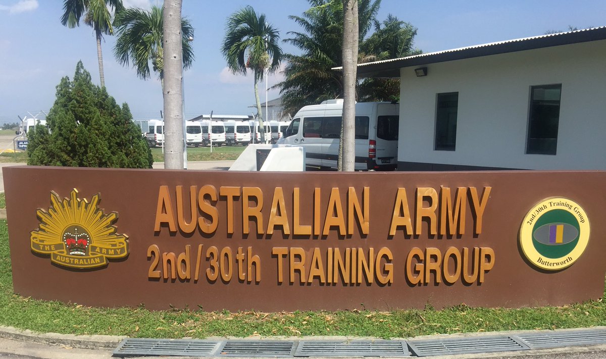 RSM1DIV_DJFHQ's tweet image. On behalf of COMD #1Div, thanks to the staff of 2/30 TRG Gp for their hospitality during our command visit with RCB 125 (from 8/9 RAR) in the jungle and enhanced international engagement with our Malaysian Force partners #FORCOMD #RSMFORCOMD #GoodSoldiering