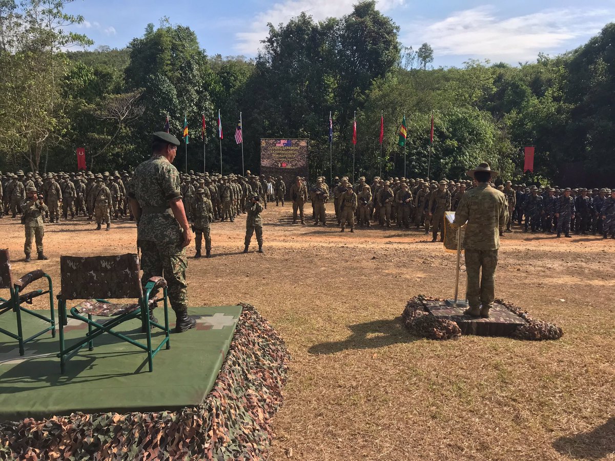 RSM1DIV_DJFHQ's tweet image. On behalf of COMD #1Div, thanks to the staff of 2/30 TRG Gp for their hospitality during our command visit with RCB 125 (from 8/9 RAR) in the jungle and enhanced international engagement with our Malaysian Force partners #FORCOMD #RSMFORCOMD #GoodSoldiering