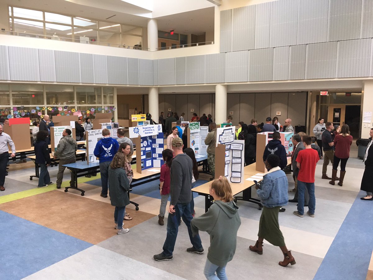 PeledgeJay's tweet photo. Another successful @Hanscom_AFB MS gr8 civic action project community night! Community dinner followed by great presentations. Thx @RepKenGordon for supporting our students! https://t.co/zw9o1ahiMI