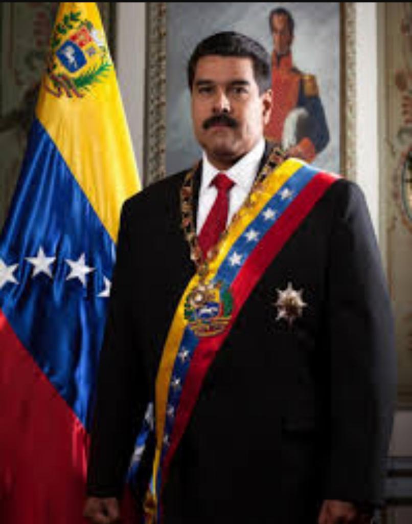 ABbnpe's tweet photo. #30ABR Comandante @ABbnpe junto a mi tripulación hombres y mujeres comprometidos con la FANB y la Patria Juramos Lealtad Absoluta a nuestro Cmdte en Jefe Nicolás Maduro Moros. Leales Siempre Traidores Nunca @NicolasMaduro
@ArmadaFANB @AB_DINALO https://t.co/iYf64rY3St