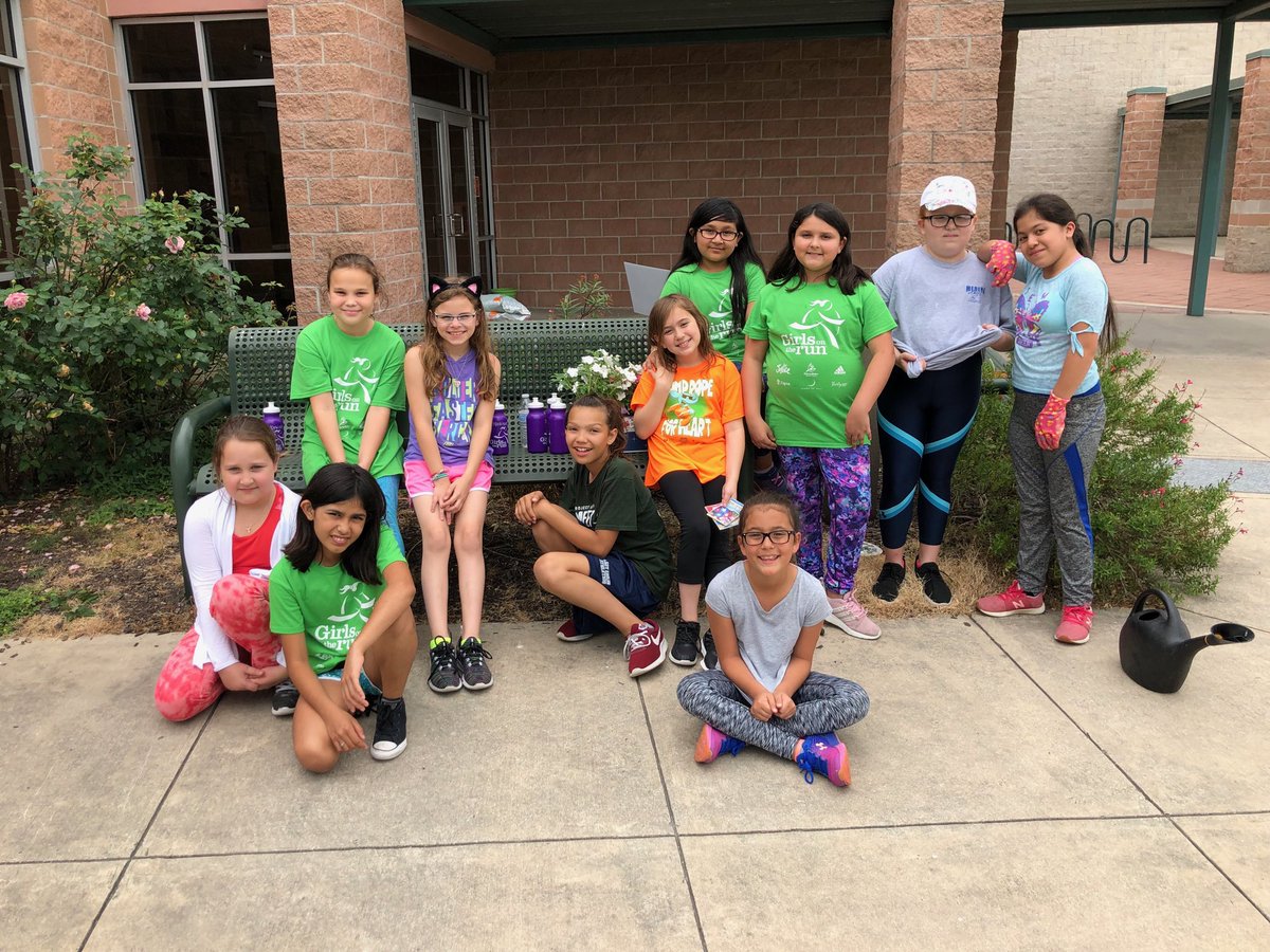 NISDRaptorPE's tweet photo. ⁦ Our Raptors ⁦@GOTRBC⁩ team is spreading our Star Power to make our campus more welcoming! We stay hydrated with our water bottles while we work up a sweat for our community. #ThisisRhodes #HealthyTexasWeek #Tapherd https://t.co/4pcxHkAsNa