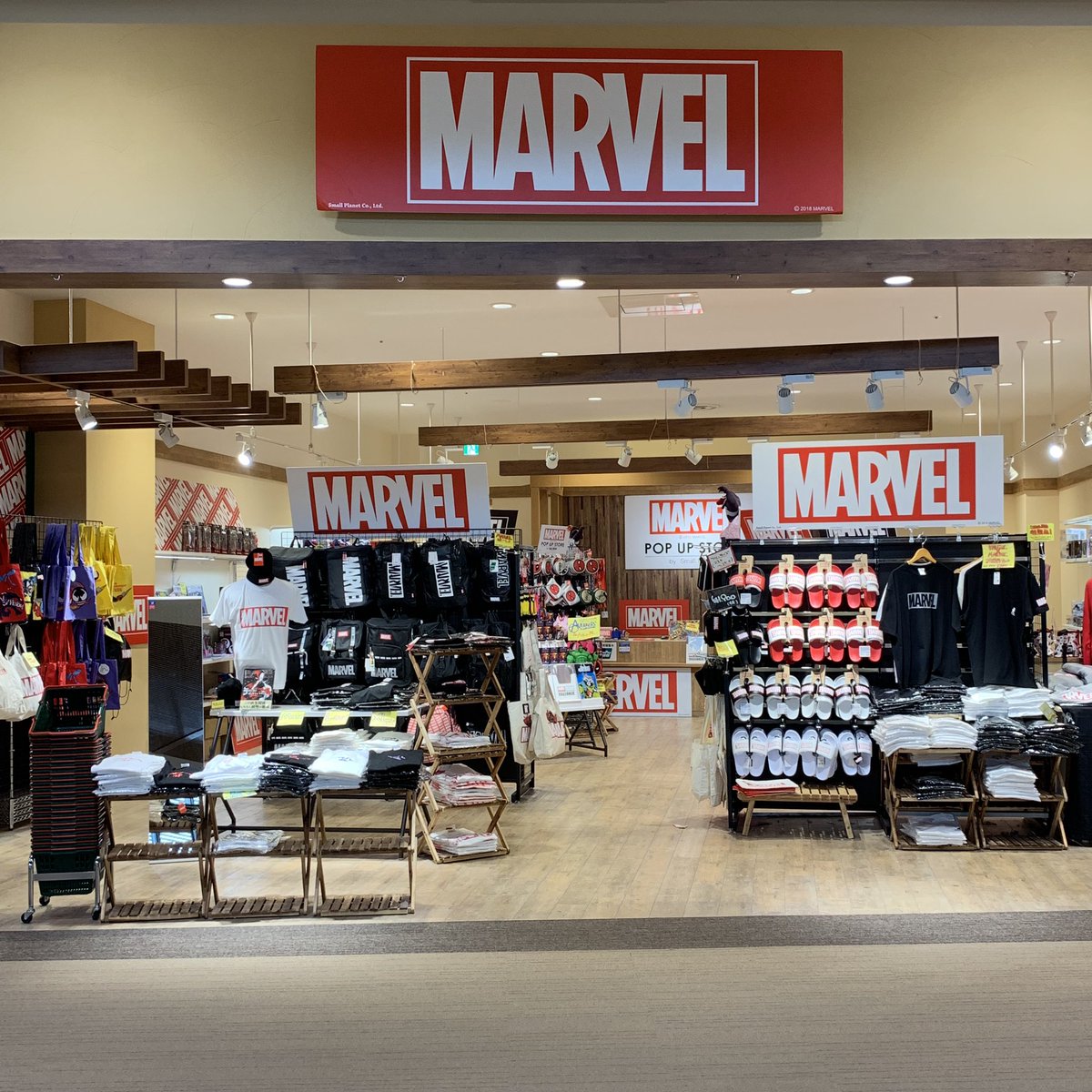 ট ইট র ヴィレッジヴァンガード沖縄ライカム アベンジャーズ新作で 涙した皆様 おはようございます Marvel オンリーのショップ ライカムにてやってますよ 映画館からの帰り でっかい垂れ幕が目印 余韻とお財布持参でご来店ください のこりあとわずか 5月6