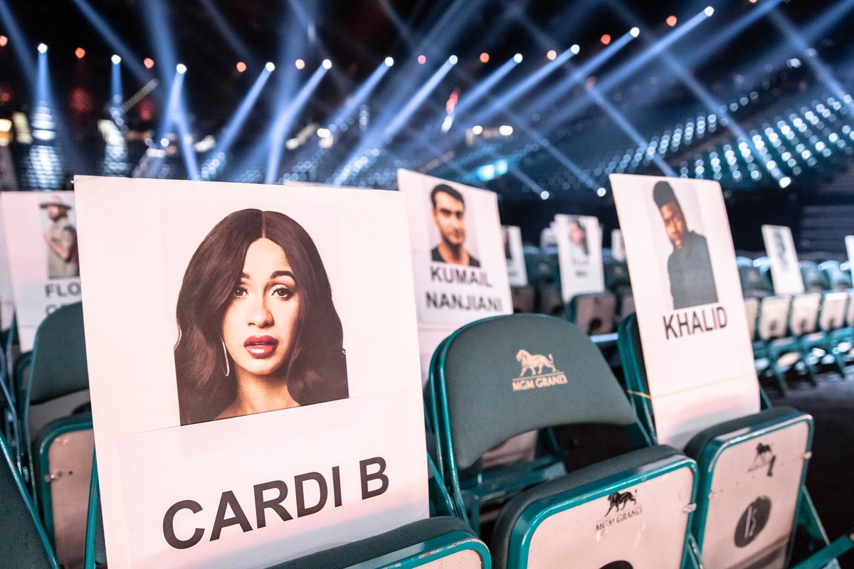 BTSGlobal7's tweet photo. Es casi la hora de tomar asiento. #BBMAs #BTSTopSocial #BTSGlobal7 https://t.co/oNyBmY96Xr