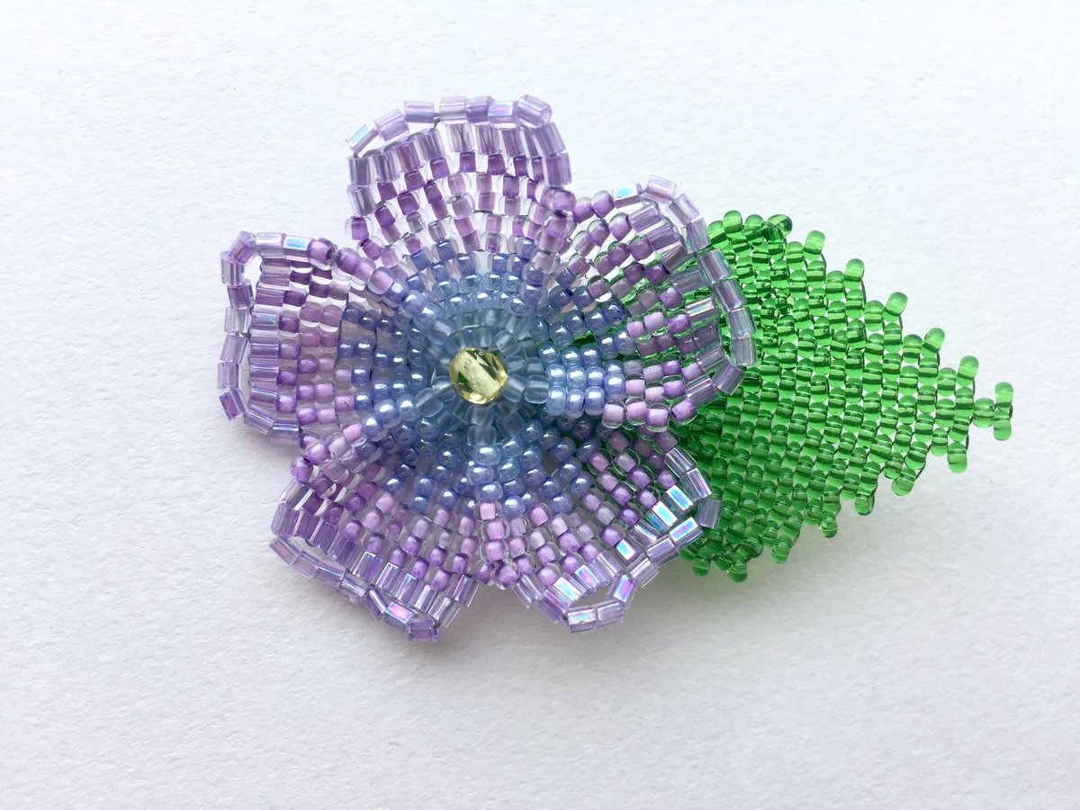 ミサコ 立体ビーズアーティスト 講師 完成したお花 5枚の花びら は少しずつ重なり合わせています 真ん中はお気に入りのチェコファイヤーポリッシュに似たビーズ 6 4 1 Cm ビーズ ビーズステッチ ビーズアート 丸小ビーズ ペヨーテステッチ