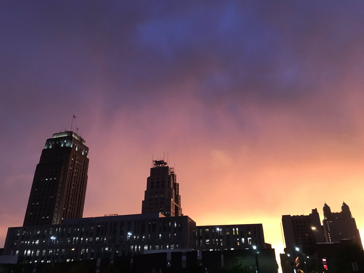 KansasCity's tweet photo. Wow! Tonight’s sky was 👀 https://t.co/0WUYmIT5cK
