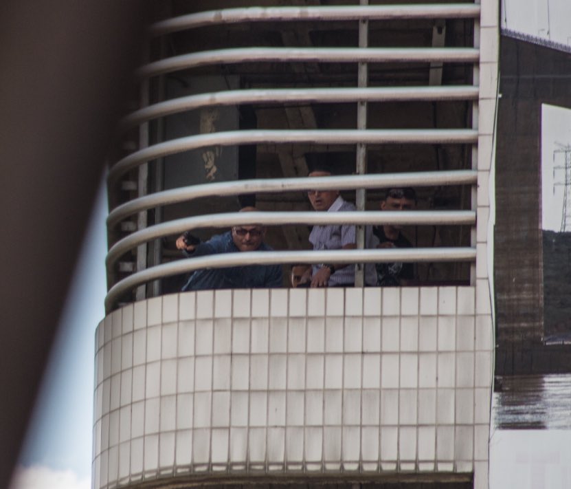 luisgonzaloprz's tweet image. AHORA 9:20 PM- Nicolás Maduro dice en cadena nacional q militares sublevados dispararon contra otros GNB dentro de la base aérea La Carlota, logrando herir a 5. Aquí le dejo a quienes dentro del Ministerio del Trabajo dispararon contra manifestante logrando herir a varios #30Abr