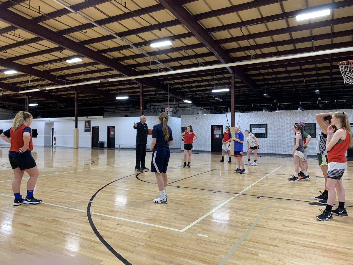 nwags14's tweet photo. Thank you Coach Romeo for coming in and teaching the girls some new offense! It was a pleasure having you #AllwaysImproving 🏀💪🏼 @MassELITEHoops https://t.co/9CtTQI2mPI