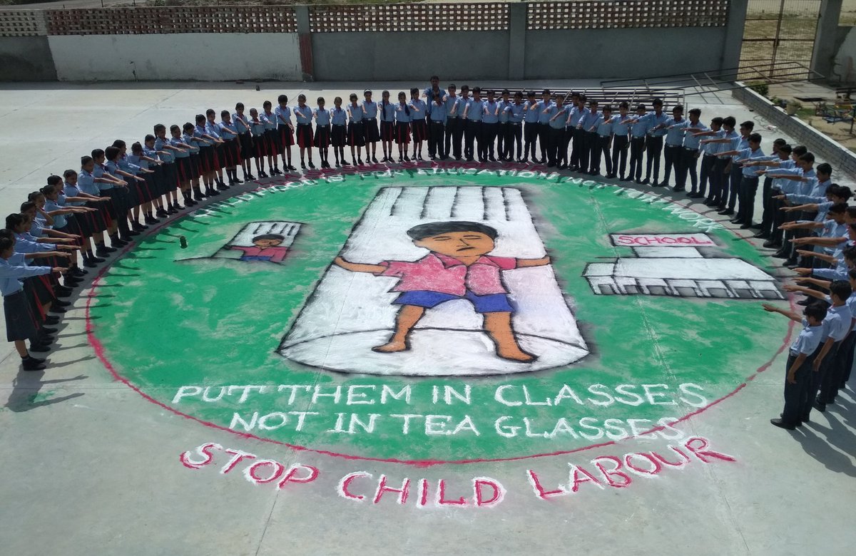 mukeshanshul's tweet photo. वर्ल्ड लेबर डे पर हमनें अपनी रंगोली के माध्यम दिया सन्देश ।Put them in classes,not in tea glasses. Stop child labour.
#EducateChildren #EducationForNewWorld #PadhegaIndiaBhadegaIndia #EducateChildImproveALife #InternationLabourDay #WorkerUnion #StopChildLabour @sonalgoelias https://t.co/gOFcLbqiOu