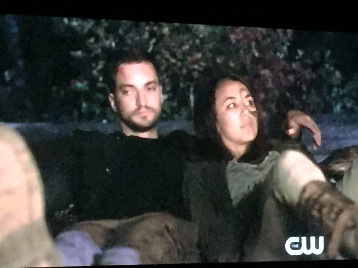 FlameQueen13's tweet photo. Awww look at them❤️#becho #emurphy #The100Season6 https://t.co/eaheKpTZCj