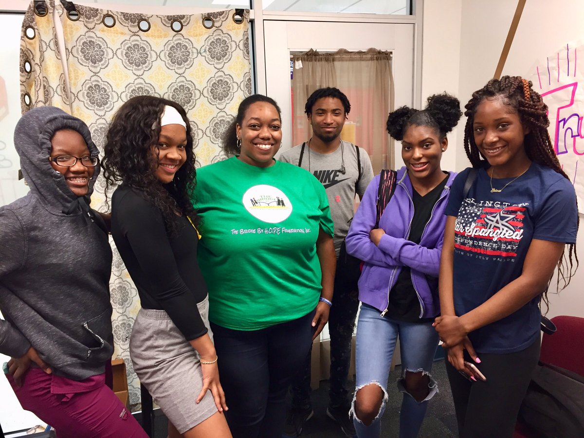 Bridge_by_Hope's tweet photo. Some of our senior Bridge Scholars in our resume building and leadership workshop with our founder, @CJTurner14 !  #BridgeByHope #BridgeTheGap #CollegeOrientation #GLOBALProgramming #ResumeBuilding #Networking #StudentSuccess #Mentorship #HigherEducation #StrategicSuccess https://t.co/bOBlERGNTK