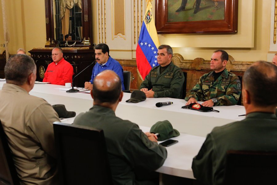 En cadena grabada, Maduro aparece en Miraflores junto al alto mando militar y el presidente de la ilegítima Constituyente, Diosdado Cabello.