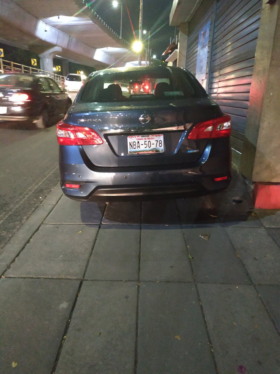 idelucio's tweet photo. @UCS_GCDMX por favor su apoyo para retirar vehículo bloqueando por completo la banqueta en Blvd. Pdte. Manuel Ávila Camacho 473. https://t.co/b2Pp6dyHNA
