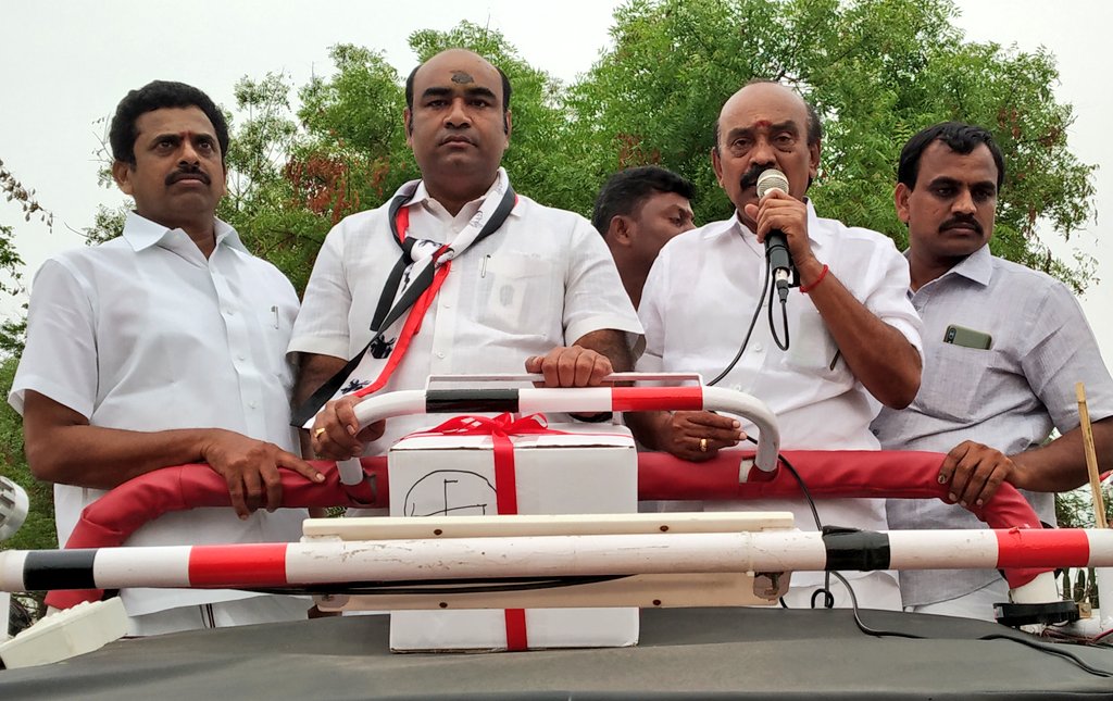 rmanoharanadmk's tweet photo. கழகப் பொதுச்செயலாளர், மக்கள் செல்வர் டிடிவி.தினகரன் அவர்களின் நல்லாசியுடன் அரவக்குறிச்சி சட்டமன்ற இடைத்தேர்தல் கழக வெற்றி வேட்பாளர் P.H.சாகுல் அமீது அவர்களை ஆதரித்து #பரிசுப்பெட்டகம் சின்னத்தில் வாக்கு சேகரித்தபோது.. #VoteForGiftpack #AMMK #TTVDhinakaran https://t.co/MEyDItzRHM