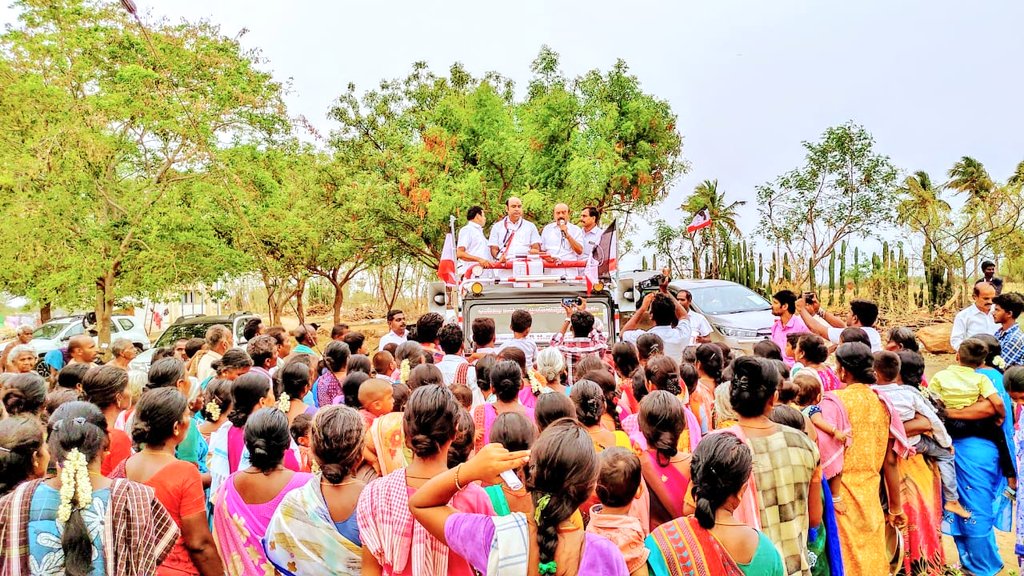 rmanoharanadmk's tweet photo. கழகப் பொதுச்செயலாளர், மக்கள் செல்வர் டிடிவி.தினகரன் அவர்களின் நல்லாசியுடன் அரவக்குறிச்சி சட்டமன்ற இடைத்தேர்தல் கழக வெற்றி வேட்பாளர் P.H.சாகுல் அமீது அவர்களை ஆதரித்து #பரிசுப்பெட்டகம் சின்னத்தில் வாக்கு சேகரித்தபோது.. #VoteForGiftpack #AMMK #TTVDhinakaran https://t.co/MEyDItzRHM