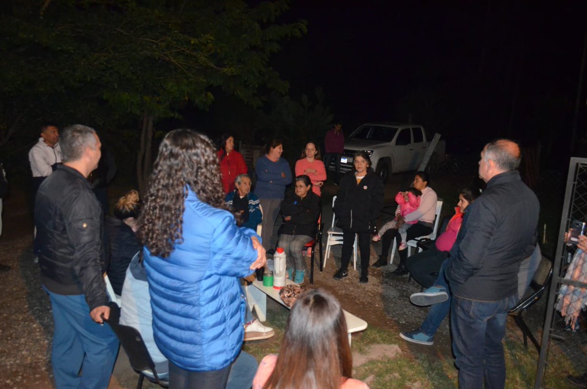 ljuez's tweet photo. En Guiñazú los vecinos me cuentan que no tienen luminarias, la inseguridad es cada vez peor, por las calles de tierra no pasa el colectivo. No dejo de pensar en buscar la manera de solucionarlo ya mismo. Tengo la convicción que juntos podemos hacerlo.💪 #CordobaCambia #JuezVuelve https://t.co/CaNG0IcW3i
