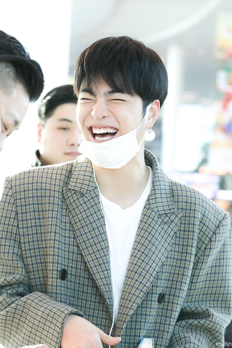 Still can't get over from his babyish laughs at that day  #JUNHOE  #JUNE  #iKON  #구준회  #준회  #아이콘  #ジュネ