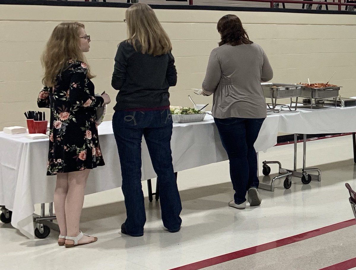 UnionSpeechTeam's tweet photo. What a great time tonight at the UHS Speech Team 2018-2019 End of Year Banquet! Thanks to all who came out to celebrate a great year to be a Wildcat! #UnionRXI https://t.co/V4fOKThOt0