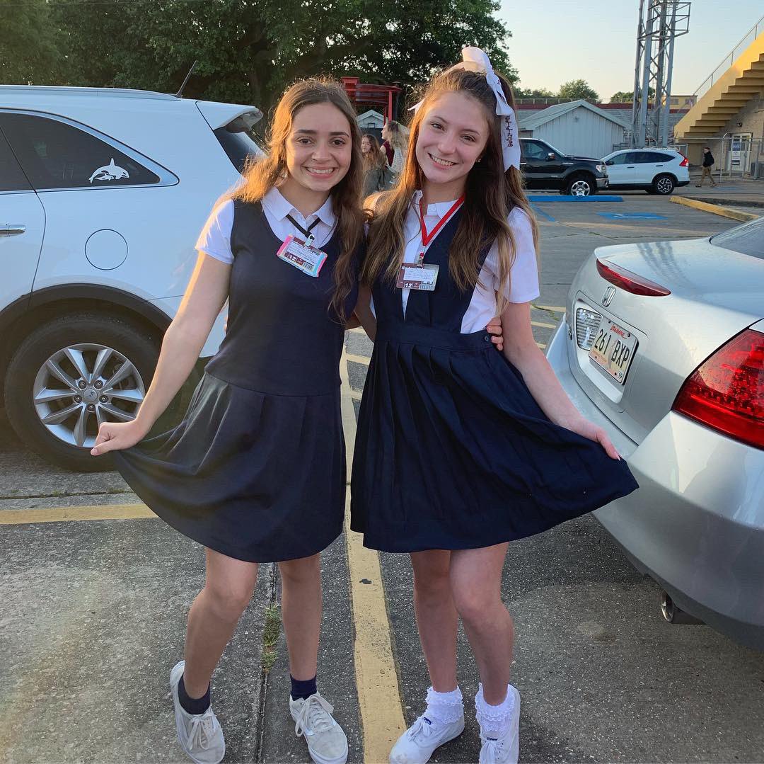 emilyvoisin's tweet photo. senior week day 1 📚✏️ #ElementaryDay https://t.co/htUd4vTaBE