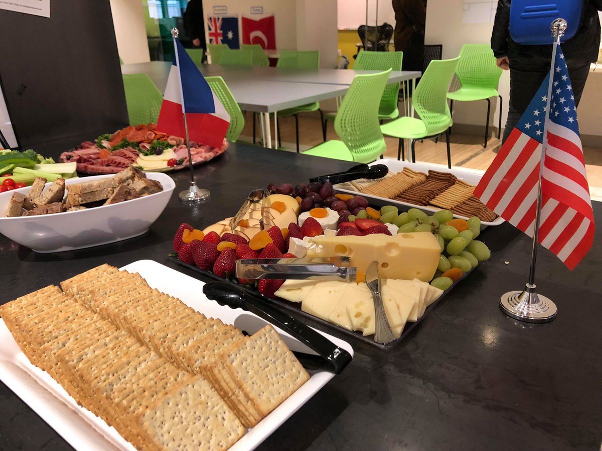 Beecome_FR's tweet photo. #Day2 #EdTechBoston 🇺🇸 Une journée placée sous le signe du #K12 avec @rksalerno
👉🏼 Enorme impact du #SocialEmotionalLearning
👉🏼 Efficacité des enseignants
👉🏼 Importance de la relation entre pairs
🍷🍸 Fin de journée : #Pitch and Wine 🇫🇷 devant des #EdTEch Boston enthousiastes https://t.co/4eWrpUUnKX