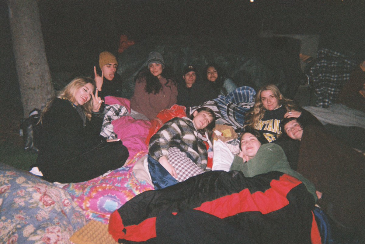 theyyyter's tweet photo. 40+ hours in line for The 1975 and I’m bouta do it all over again this fall 

Pc: @AlexandraNibley https://t.co/gETWnHfNY3