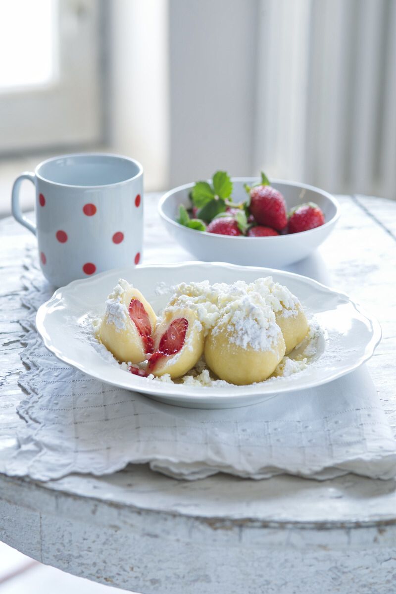 チェコ共和国 公式 チェコで何食べる オヴォツネー クネドリーキ Ovocne Knedliky チェコの茹でパン クネドリーキはチェコ料理の定番付け合わせ でもそれが主役になることも プラム ブルーベリー アプリコット イチゴなどが入った