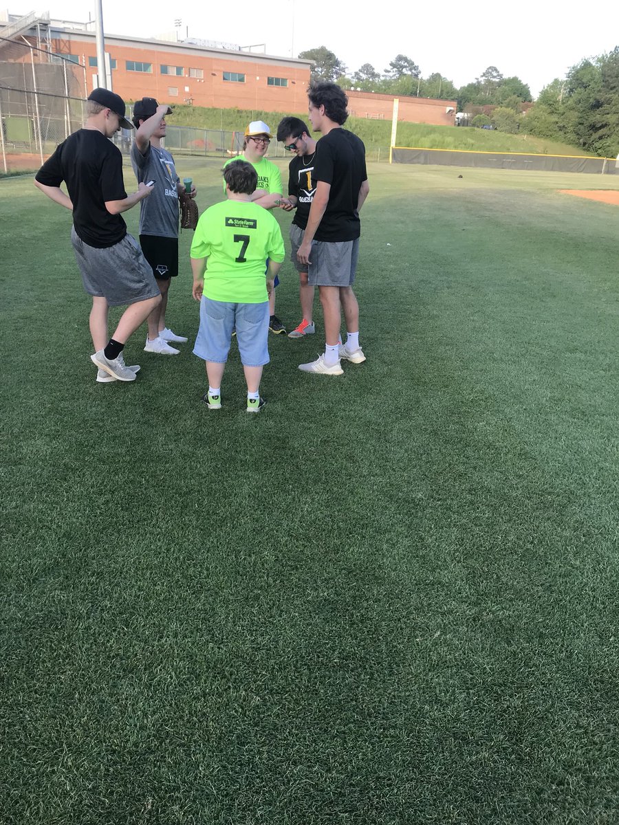 IrmoJVBaseball's tweet photo. Great time tonight playing a little ball with some of the best athletes around! https://t.co/9LBFgXSlnK