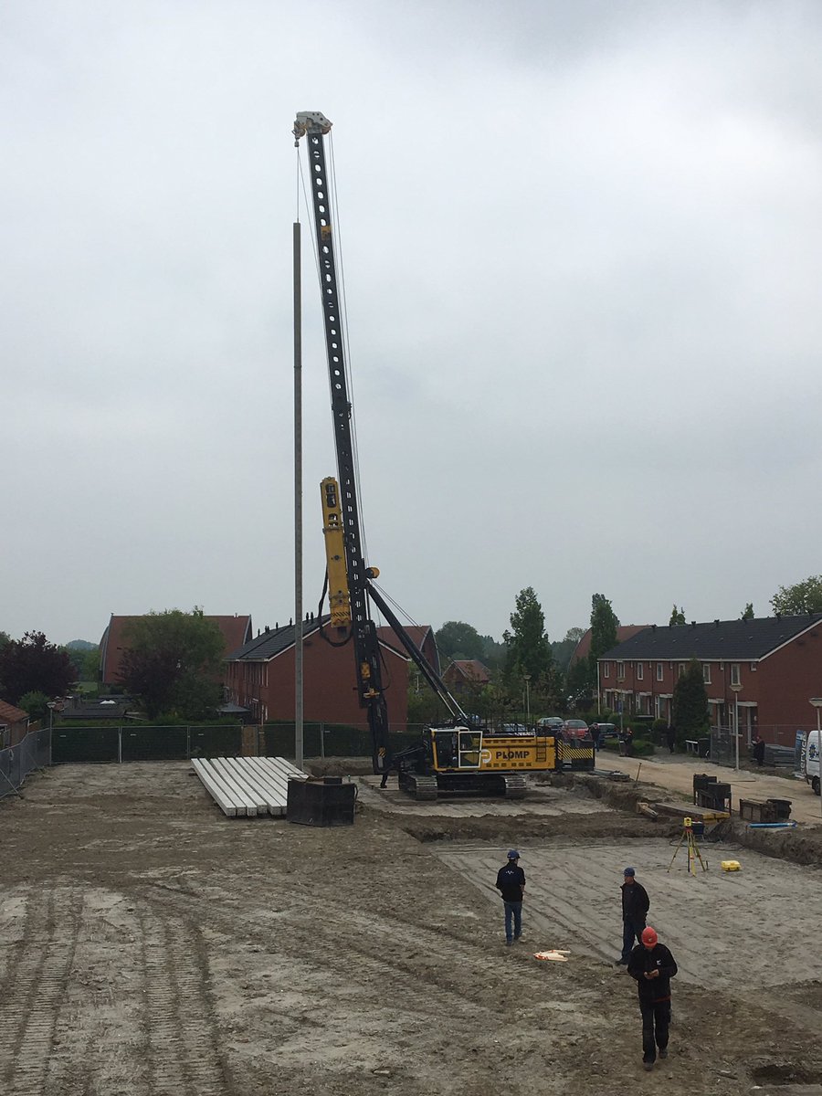 ArianKleijn's tweet photo. De eerste en #technische paal van de 20won Wee Weneestraat @gemeenteHsluis is een feit! Nog 122 te gaan😃 @MaasdeltaGroep  gefeliciteerd! @WaalBouw #maakiQ https://t.co/uRqwmRRMNn