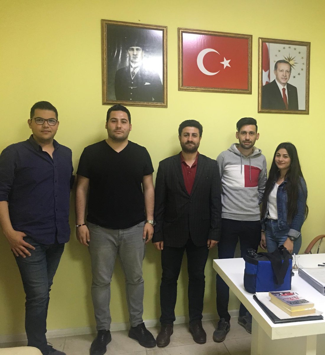 Ecenur3525's tweet photo. Yeni dönemin ilk tanıtım ve medya planlama toplantısını gerçekleştirdik, Bayraklı gençliği için bir çok yeni proje ile gümbür gümbür geliyoruz 🎥🗝✍🏻🤳🏻 #bayraklıakgenclik #tanıtımvemedya https://t.co/g7lGD7Nndc
