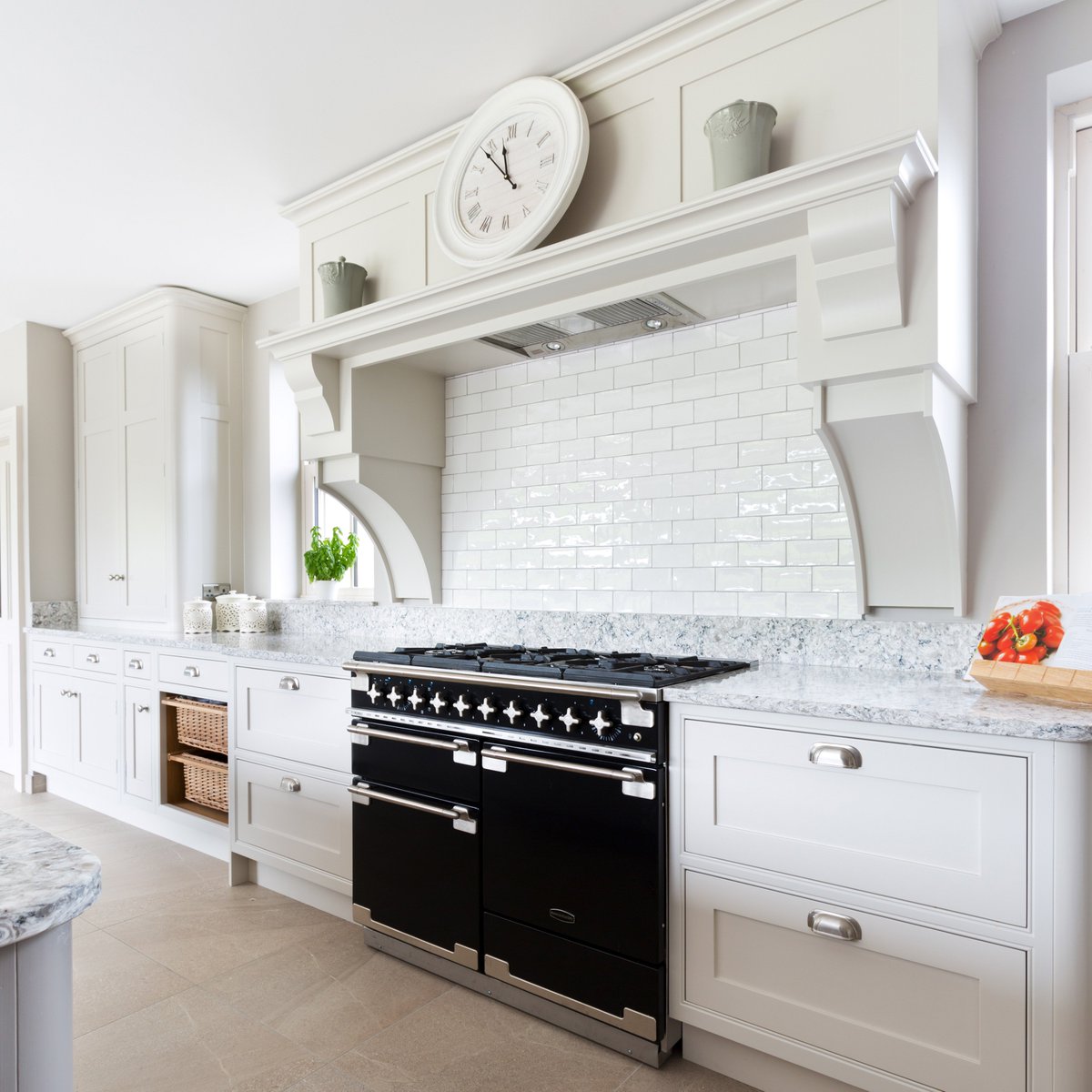 CRLstone's tweet image. We love how the light coloured furniture and walls in this kitchen compliment our busy marble-look worktop. The range cooker is like the cherry on the cake too! 
🎨 CRL Quartz Colorado
#marbleworktop #lightkitchen