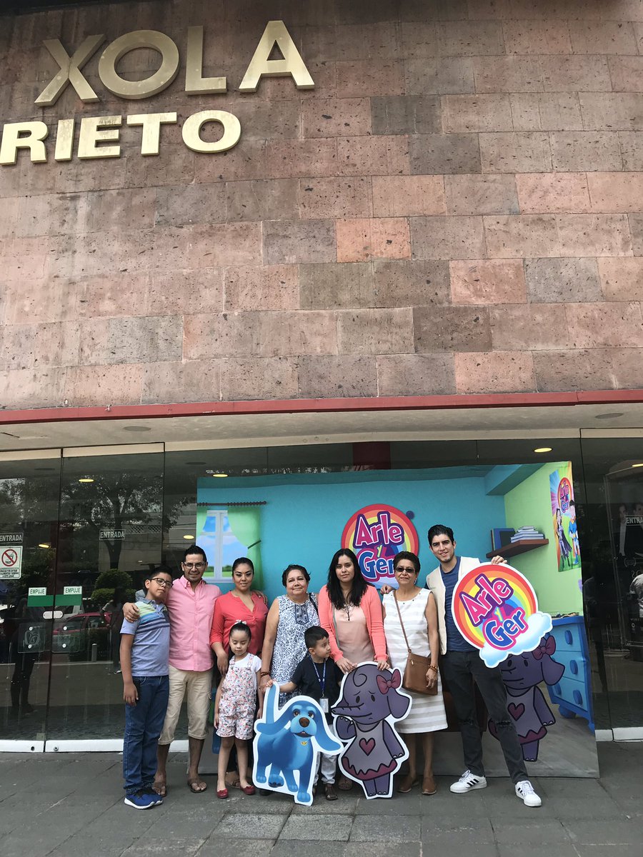TeatroXola's tweet photo. Vivan nuestros niños @Tu_IMSS . Por momentos de felicidad como estos, vale la pena todo. Que todos los días sea su día 🙏🏻💫 #queasisea
✨ @ArleyGer en el @TeatroXola @Fidteatros @ruthgomont . 
✨ #PrincesasyVillanos en Amanalco https://t.co/1iRMg3lz8w