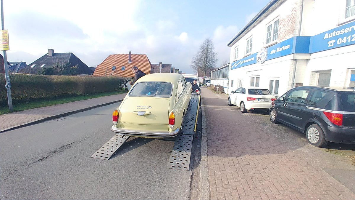 VW16002's tweet photo. Am 20.02.2019 bin ich dann in der Autowerkstatt #AutoserviceHorst angekommen. Ganz schön aufregend. #vw #Oldtimer #klassikvw #Typ3 #VW1600 #Elsa #TL #Automatic #garage https://t.co/oQfjQGoPd1