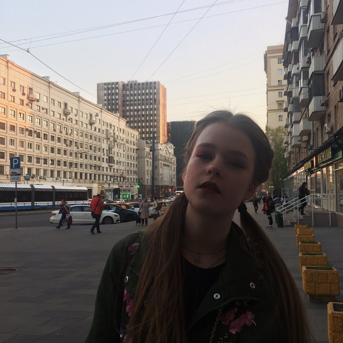 Всегда бы гуляла по ночной Москве 
Вчера сели в первый попавшийся троллейбус 
и познакомились с мальчиком по имени Гриша 
Он рассказал как учится играть на баяне и на фортепиано, а в будущем будет учиться на аккордеоне и гитаре 
Он хочет стать психологом и инженером 
Красава