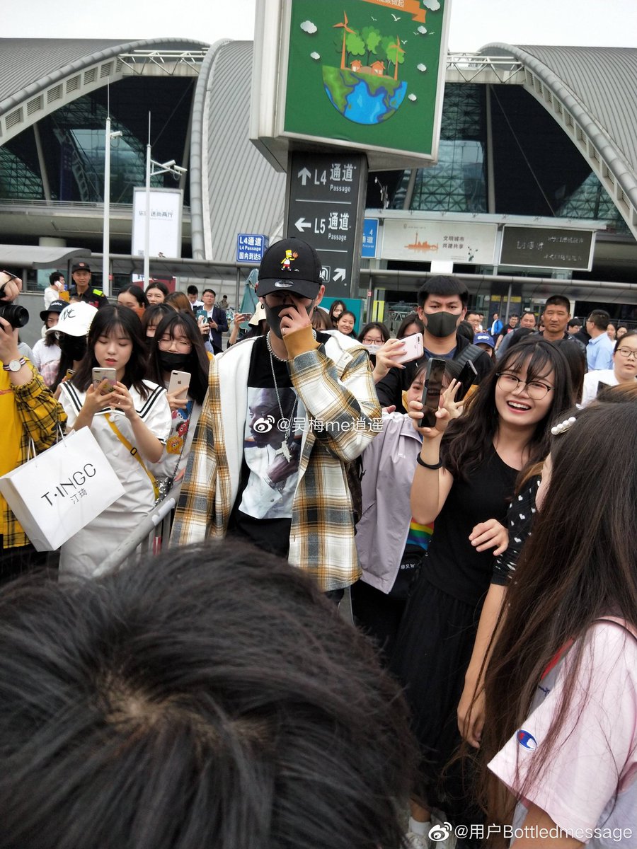 N3buLa84's tweet photo. Didi arrived at Chengdu so many fans were waiting for him. 
#EverNight2 #将夜2
#DylanWang #王鹤棣
C:as tagged https://t.co/WSVsKzSfGe