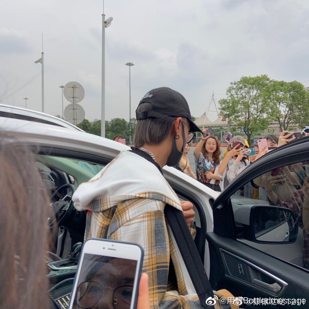 N3buLa84's tweet photo. Didi arrived at Chengdu so many fans were waiting for him. 
#EverNight2 #将夜2
#DylanWang #王鹤棣
C:as tagged https://t.co/WSVsKzSfGe