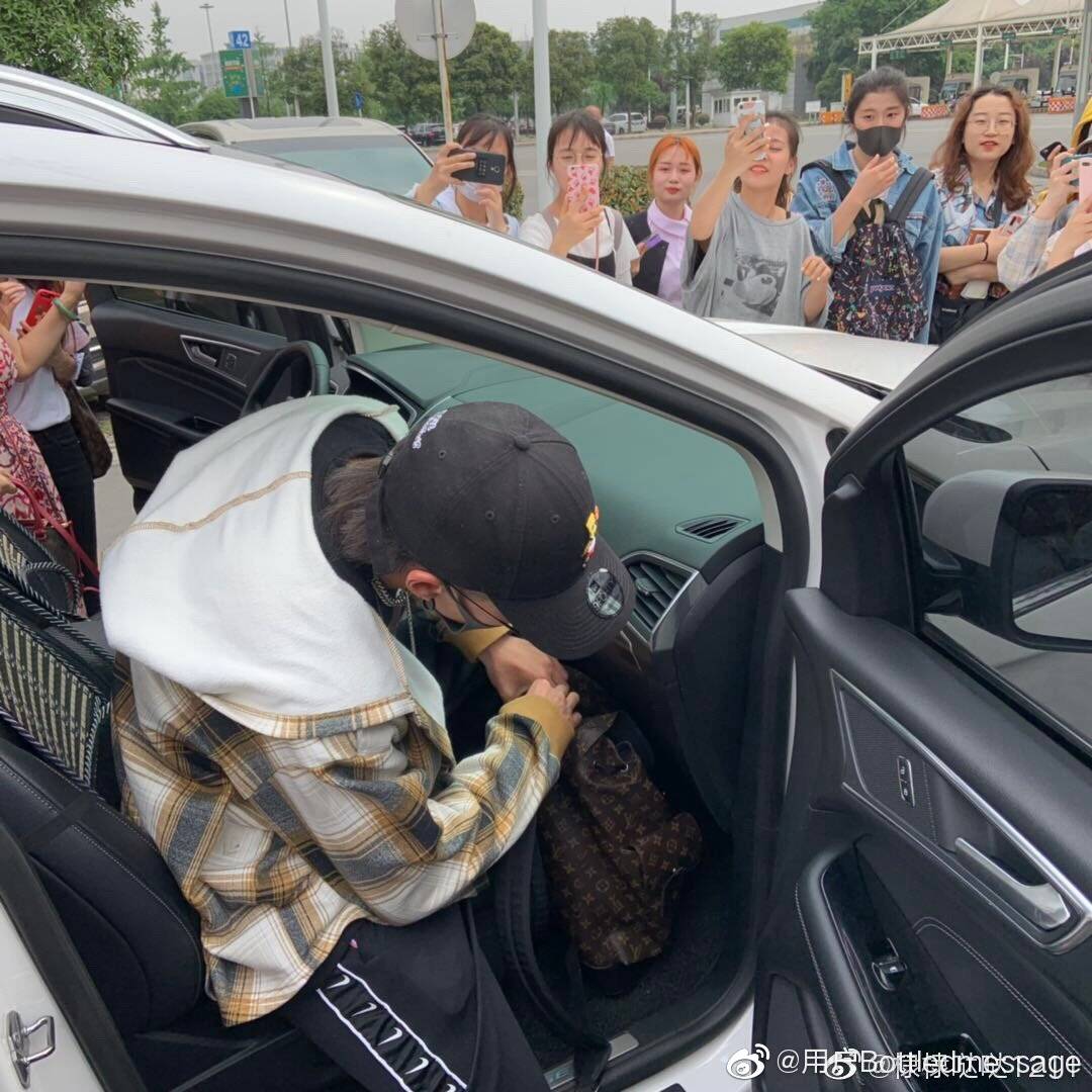 N3buLa84's tweet photo. Didi arrived at Chengdu so many fans were waiting for him. 
#EverNight2 #将夜2
#DylanWang #王鹤棣
C:as tagged https://t.co/WSVsKzSfGe