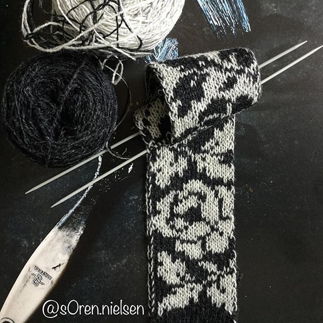 GuysWhoKnit's tweet photo. #GuysWhoKnit #MaleKnitters #MenKnitting #GuysKnitting #Knitstagram #Regram | @s0ren.nielsen: Knitting some roses on my next tie!
#knittedtie #doubleknitting #lambswool #menwhoknit #textiledesign #knitting #strik #strikk #knit #tie https://t.co/sXcLCva5t7 https://t.co/9X8Vpg7sYM