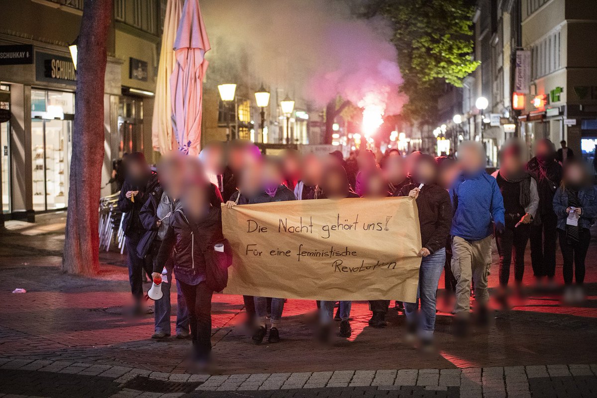 linksunten_goe's tweet photo. Bis zu 50 #FLTI* haben gestern in der #Walpurgisnacht zum #1mai2019 unangemeldet eine (Lärm)Demonstration in Tradition mit feministischen Walpurgisnacht Demos durch die Innenstadt #Göttingen durchgeführt. Unsere Fotos bei Flickr: https://t.co/WigcshpoGi #goedemo #1Mai https://t.co/mIF2vLBAC8