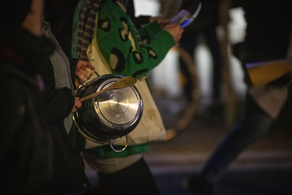 linksunten_goe's tweet photo. Bis zu 50 #FLTI* haben gestern in der #Walpurgisnacht zum #1mai2019 unangemeldet eine (Lärm)Demonstration in Tradition mit feministischen Walpurgisnacht Demos durch die Innenstadt #Göttingen durchgeführt. Unsere Fotos bei Flickr: https://t.co/WigcshpoGi #goedemo #1Mai https://t.co/mIF2vLBAC8