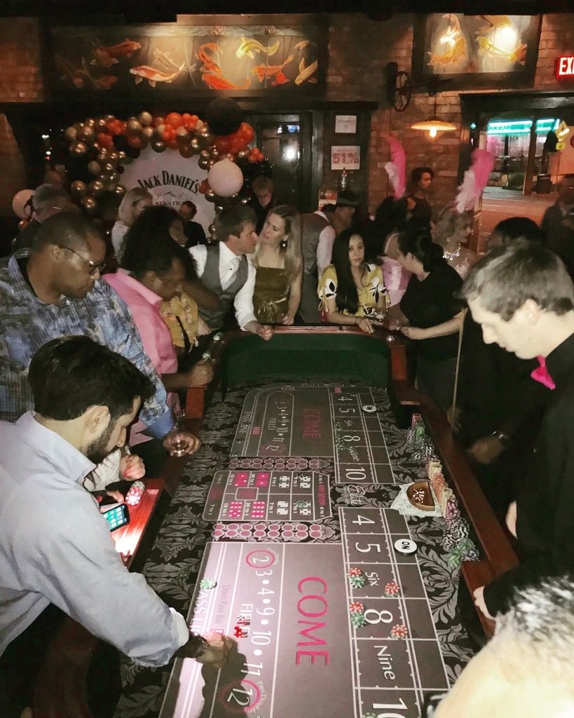 Frank Sinatra, Jack Daniel’s, Craps, and @delilahdubois ...not a bad way to spend a Tuesday night <a href="/thestandardpour/">TheStandardPour</a> 🎲🎤🥃💃🏼