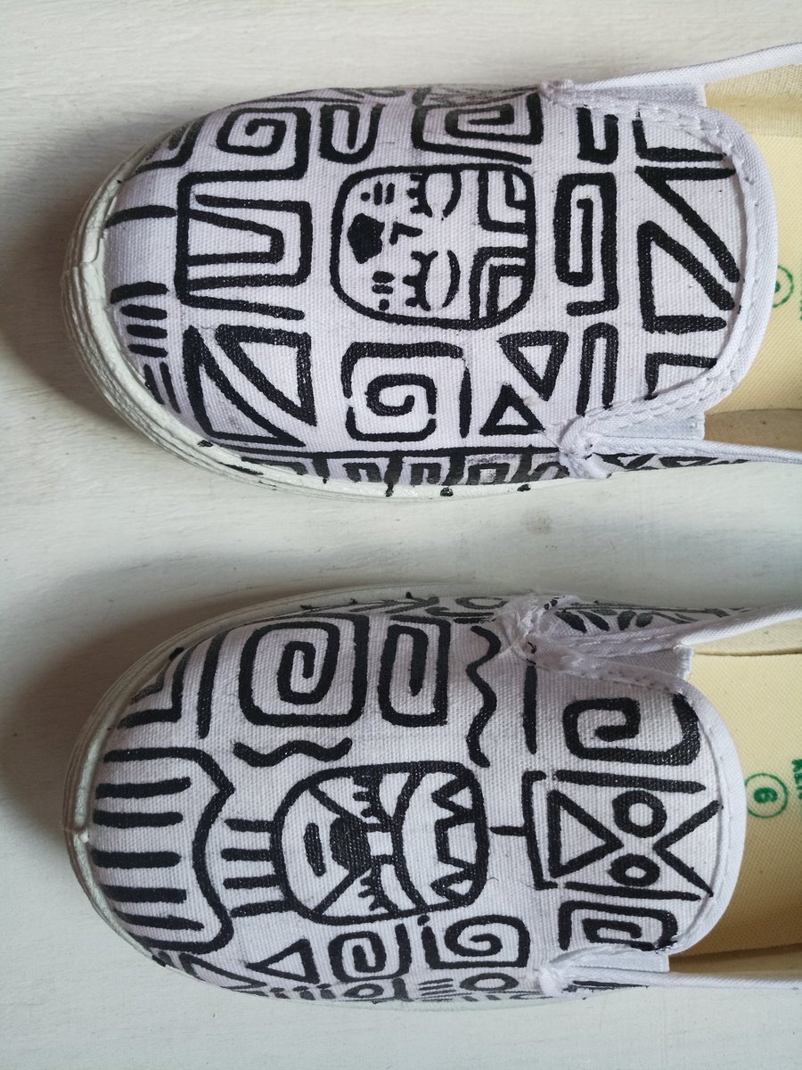 RozenIan's tweet photo. AFRO CHIC // 'Aztec - Black ×White'

The 56th pair off my own creation Afro Chic Series collection. The second of its kind of Aztec inspired design.

#rosendraws #rosenBYOS #rosensgallery #rosenianco #campurbankicks https://t.co/tj86fggui6