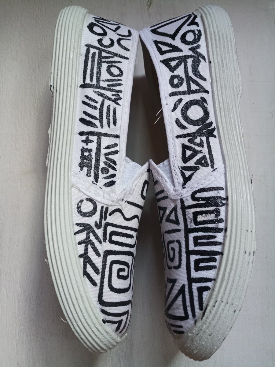 RozenIan's tweet photo. AFRO CHIC // 'Aztec - Black ×White'

The 56th pair off my own creation Afro Chic Series collection. The second of its kind of Aztec inspired design.

#rosendraws #rosenBYOS #rosensgallery #rosenianco #campurbankicks https://t.co/tj86fggui6
