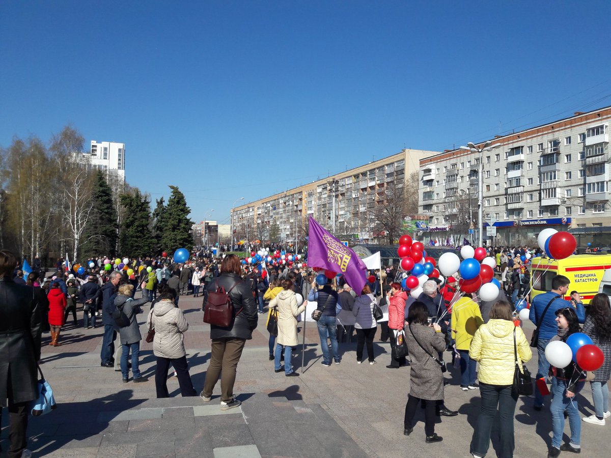 Тысячи ульяновцев вышли на первомайское шествие. Как это было